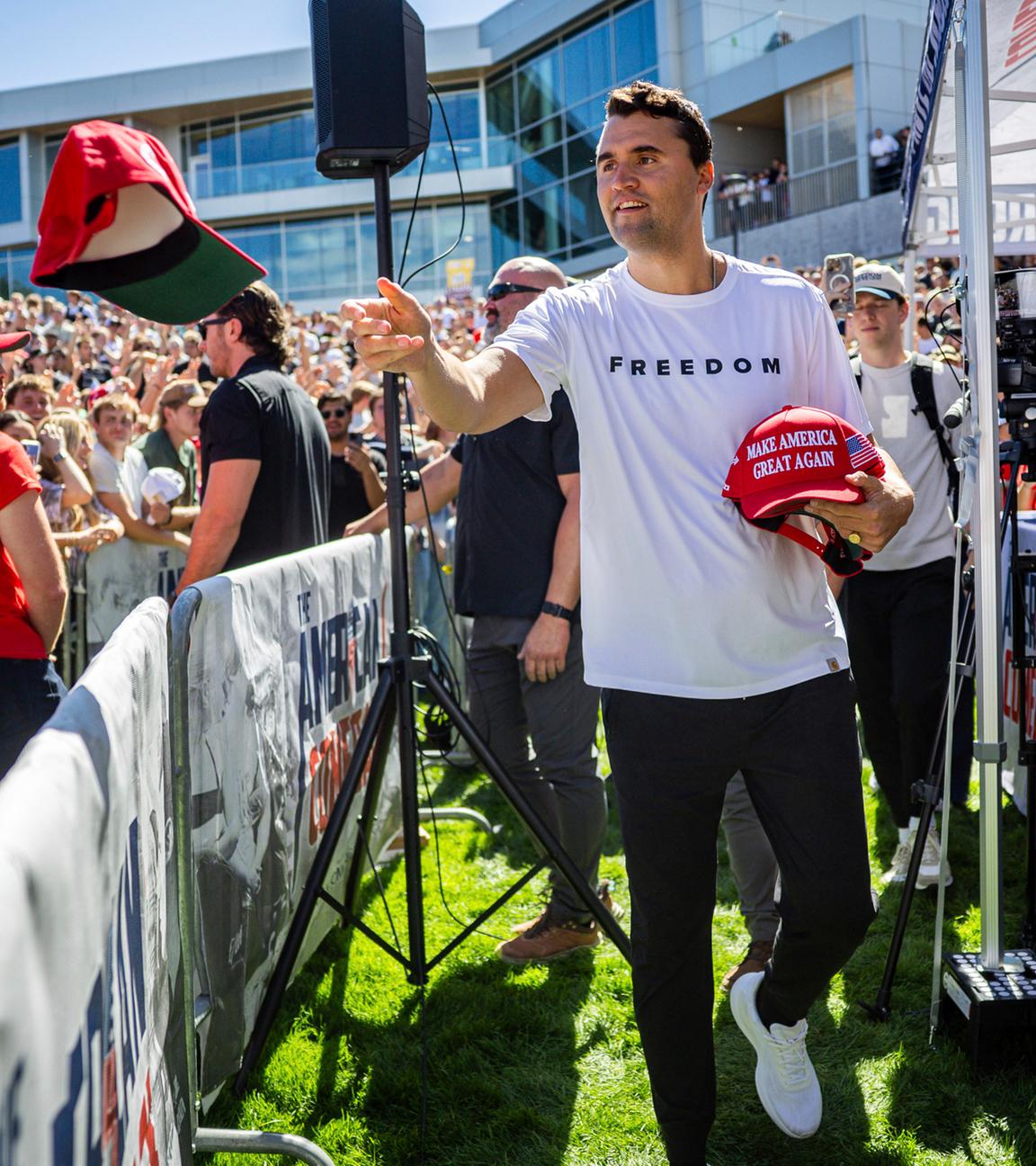 Charlie Kirk verteilt vor seiner Rede an der Utah Valley University Mützen. 