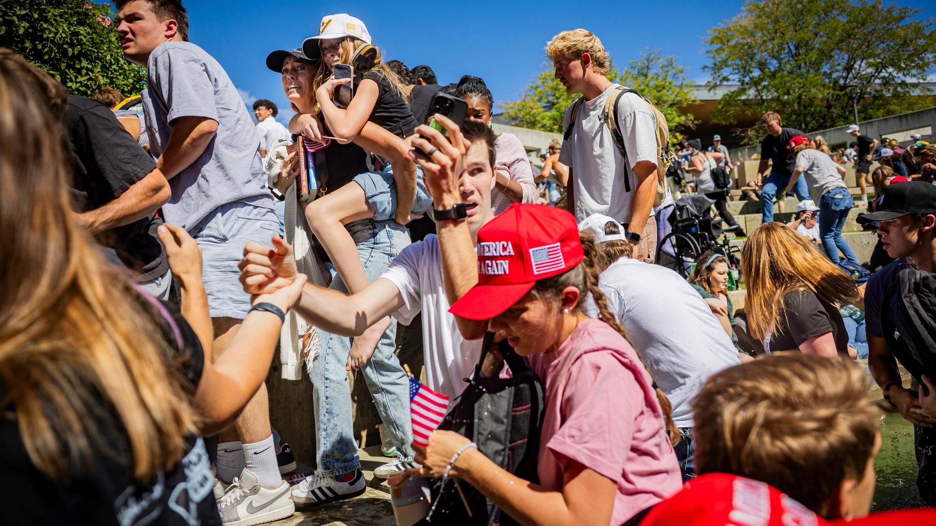 Die Menge reagiert, nachdem Charlie Kirk an US-Uni angeschossen wurde