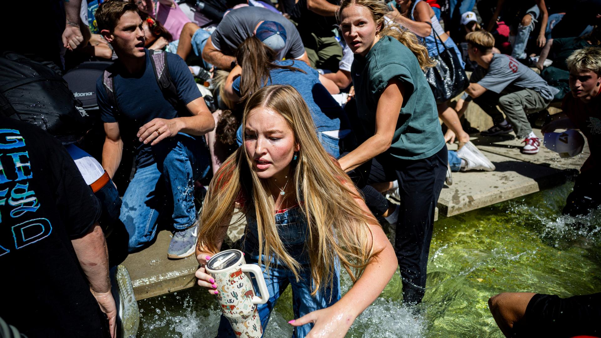 Die Menge reagiert, nachdem Charlie Kirk, der Geschäftsführer und Mitbegründer der konservativen Jugendorganisation Turning Point USA, angechossen wurde. Kirk, ist laut US-Präsident Trump angeschossen worden.