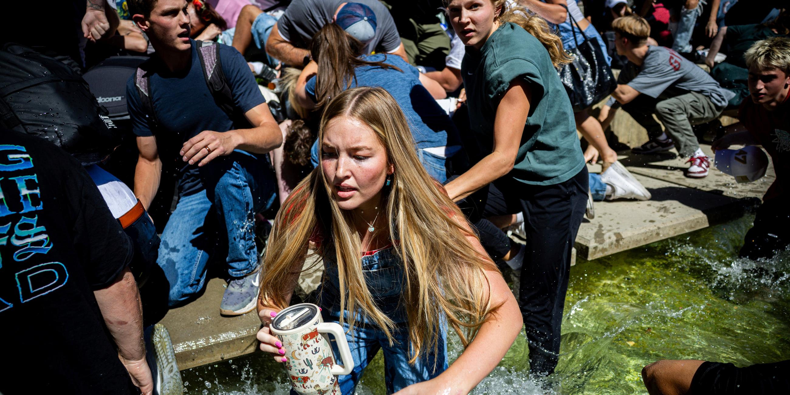 Die Menge reagiert, nachdem Charlie Kirk, der Geschäftsführer und Mitbegründer der konservativen Jugendorganisation Turning Point USA, angechossen wurde. Kirk, ist laut US-Präsident Trump angeschossen worden.