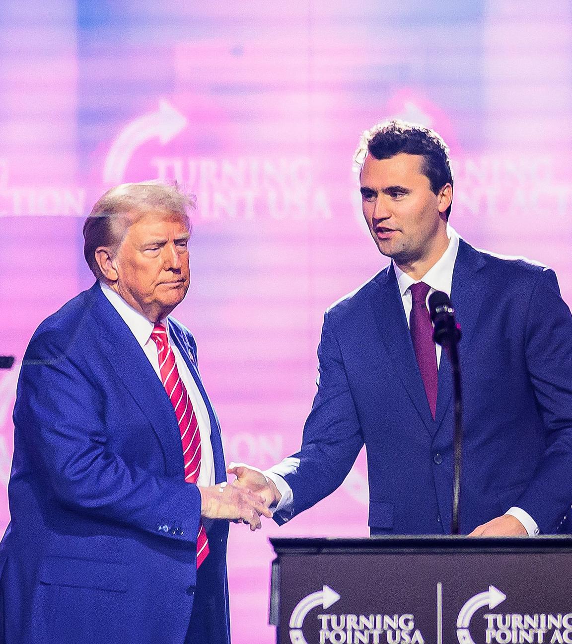Der rechtsgerichtete Aktivist Charlie Kirk spricht am 22. Dezember 2024 beim America Fest 2024 in Phoenix, Arizona, auf der Bühne mit Präsident Donald Trump.