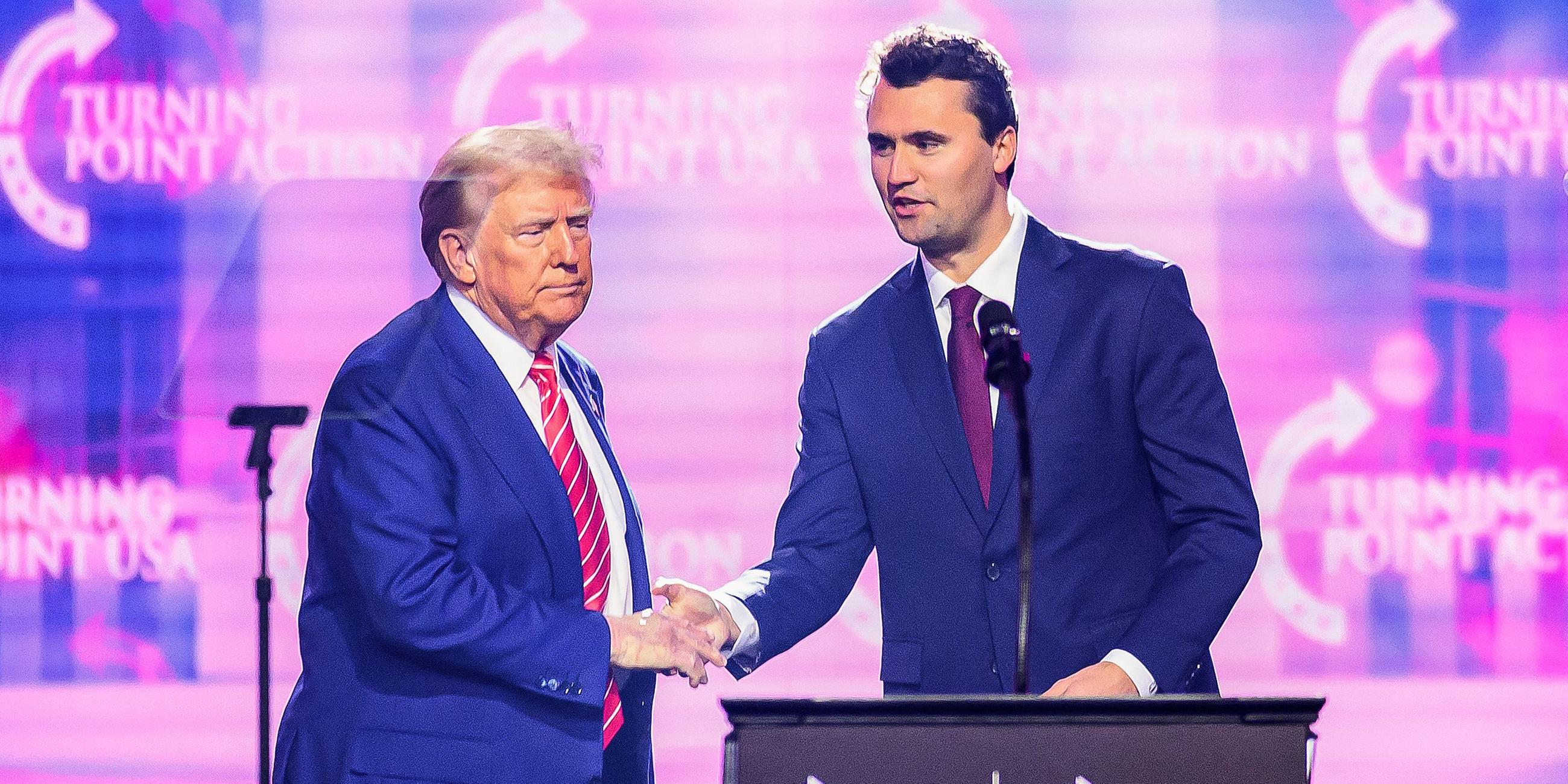 Der rechtsgerichtete Aktivist Charlie Kirk spricht am 22. Dezember 2024 beim America Fest 2024 in Phoenix, Arizona, auf der Bühne mit Präsident Donald Trump.