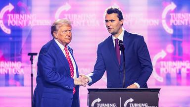 Der rechtsgerichtete Aktivist Charlie Kirk spricht am 22. Dezember 2024 beim America Fest 2024 in Phoenix, Arizona, auf der Bühne mit Präsident Donald Trump.