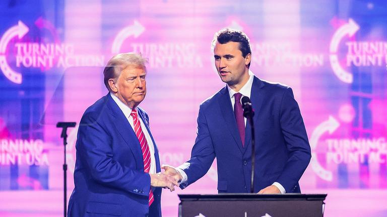 Der rechtsgerichtete Aktivist Charlie Kirk spricht am 22. Dezember 2024 beim America Fest 2024 in Phoenix, Arizona, auf der Bühne mit Präsident Donald Trump.