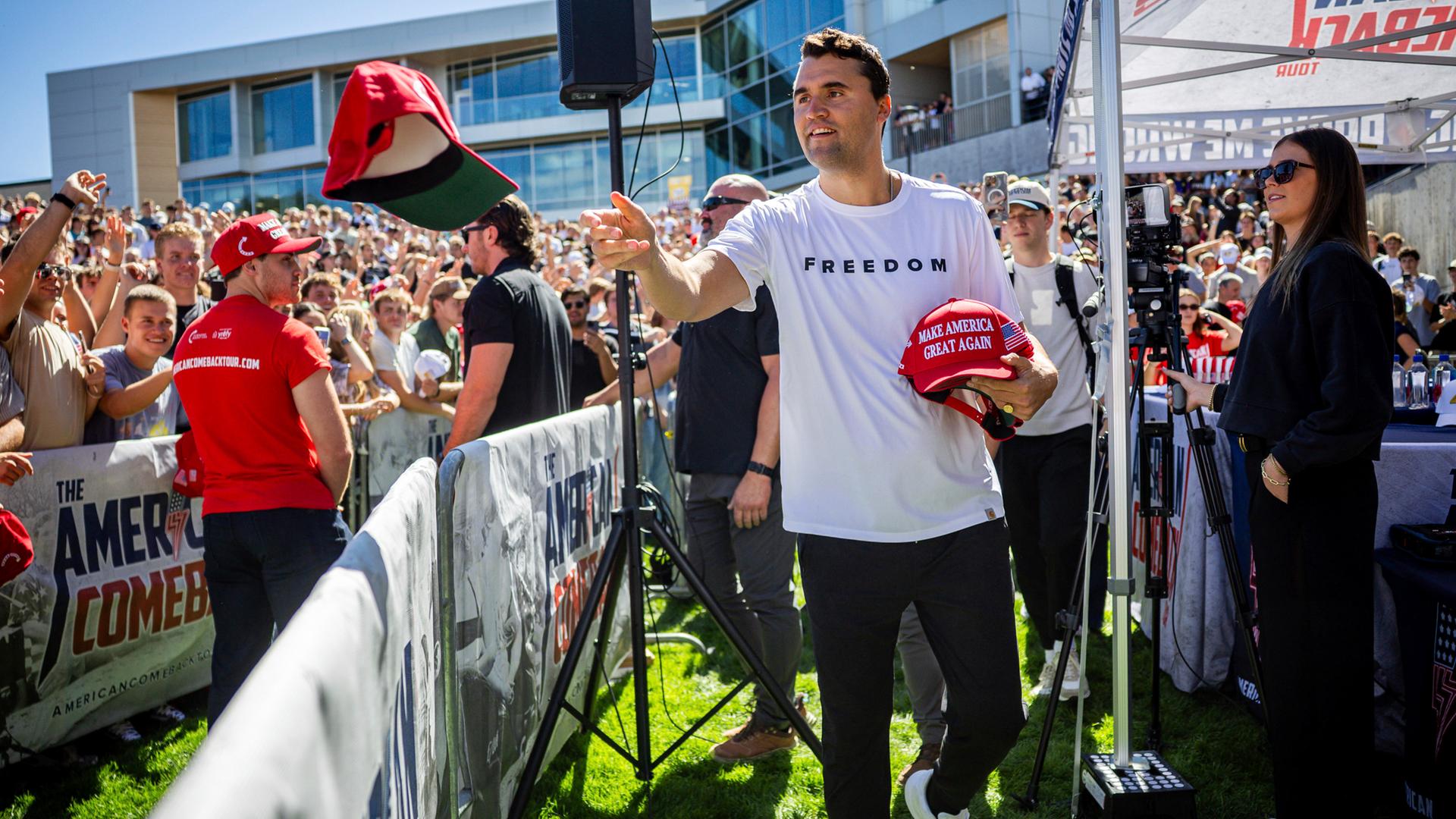 Charlie Kirk verteilt vor seiner Rede an der Utah Valley University Mützen