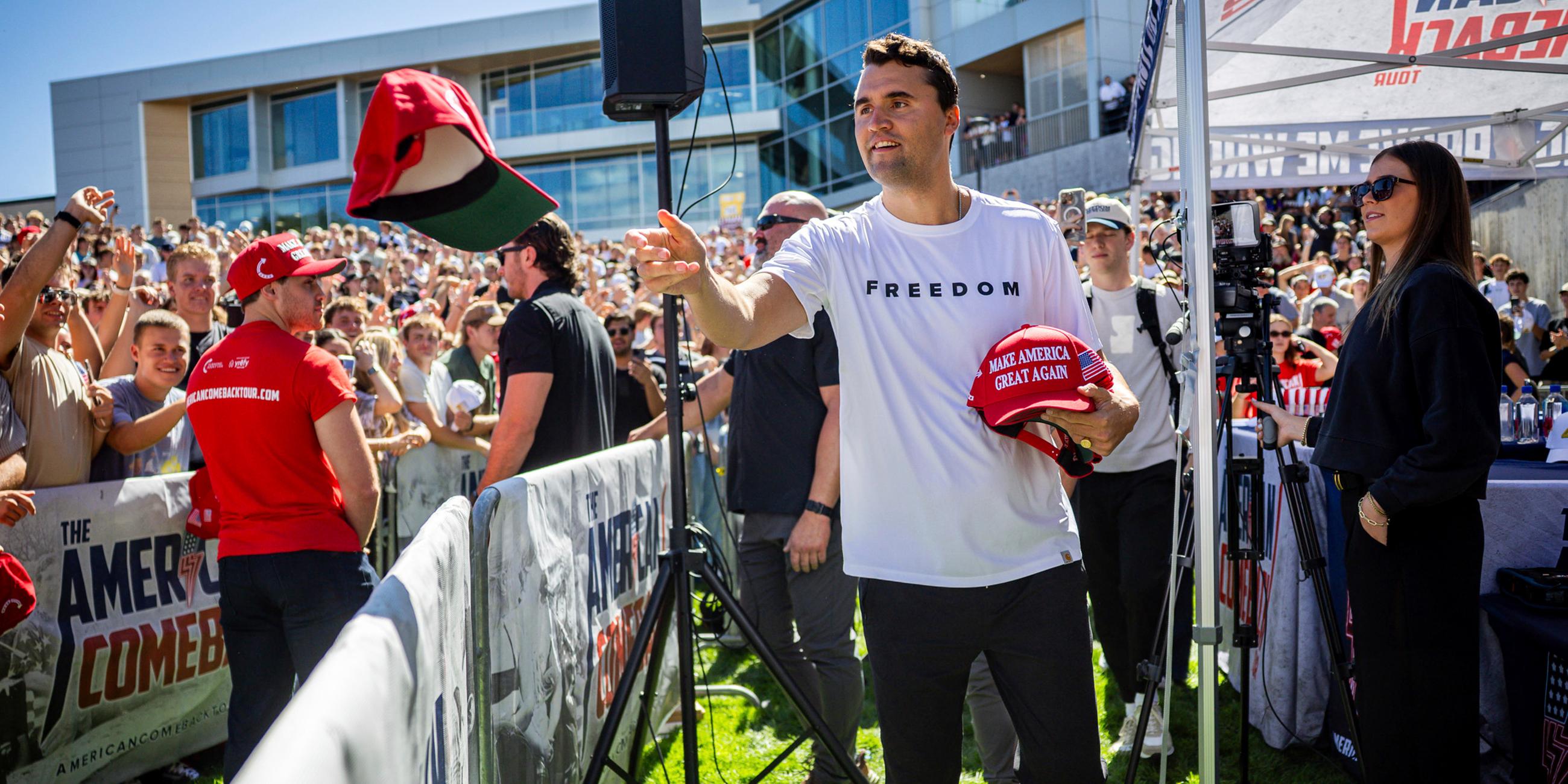 Charlie Kirk verteilt vor seiner Rede an der Utah Valley University Mützen