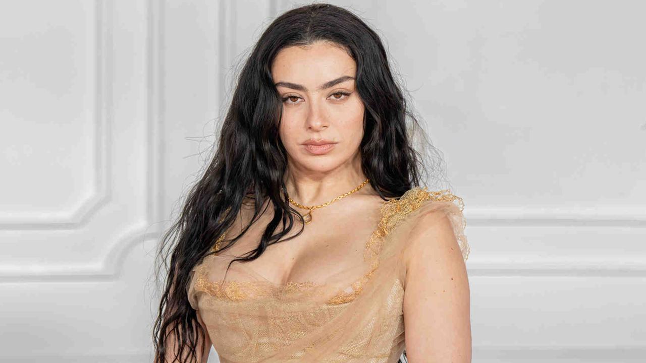 Die britische Sängerin Charli xcx posiert bei der Premiere des Films "Sturmhöhe" in einem hellbraunen Abendkleid.