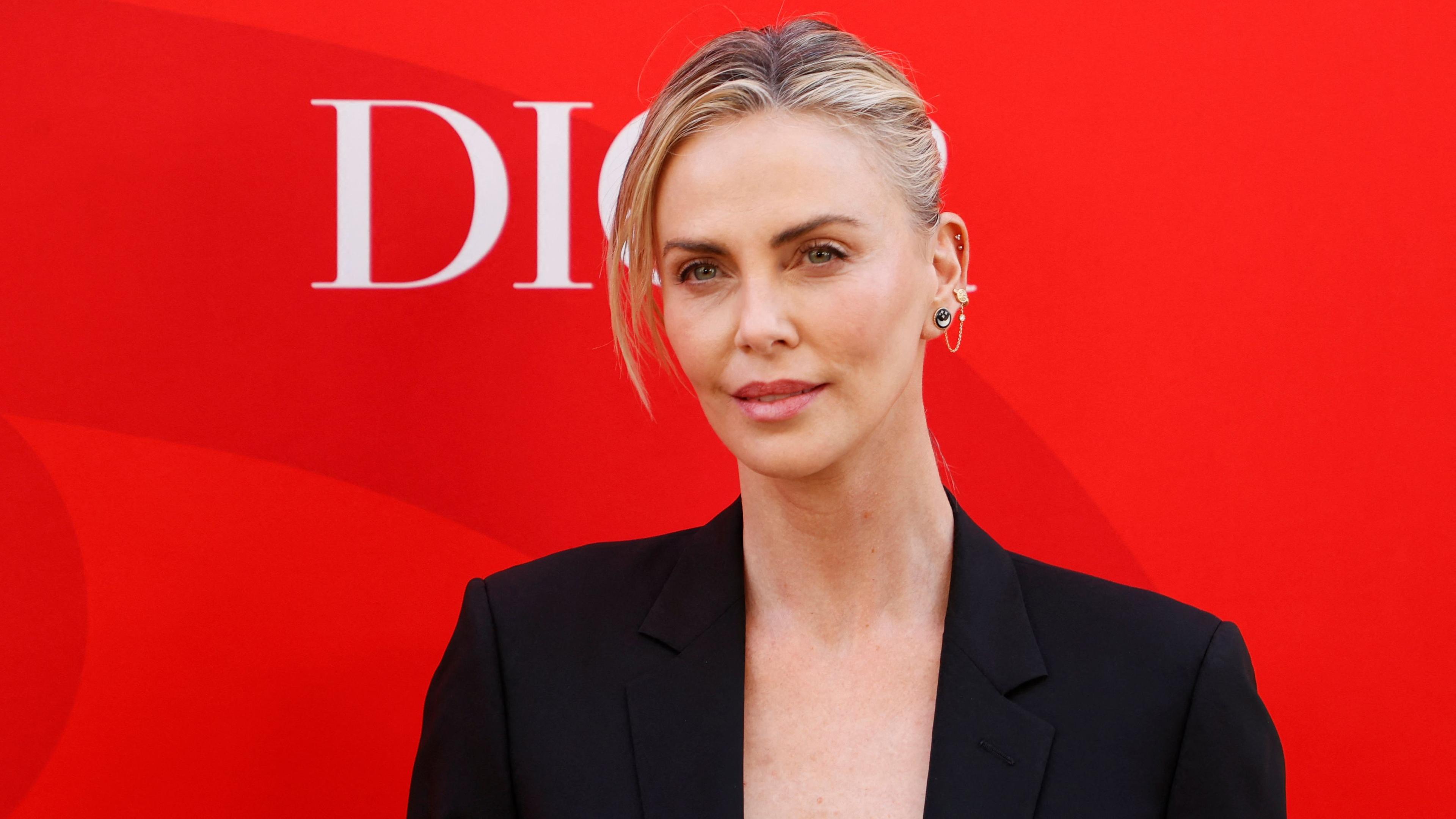 Charlize Theron in schwarzem Kleid mit tiefem Ausschnitt bei der Block Party zu ihrem Africa Outreach Project, am 13. Juli 2024 