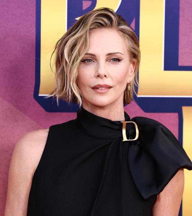 Dsa Bild zeigt Charlize Theron in einem schwarzen Kleid.