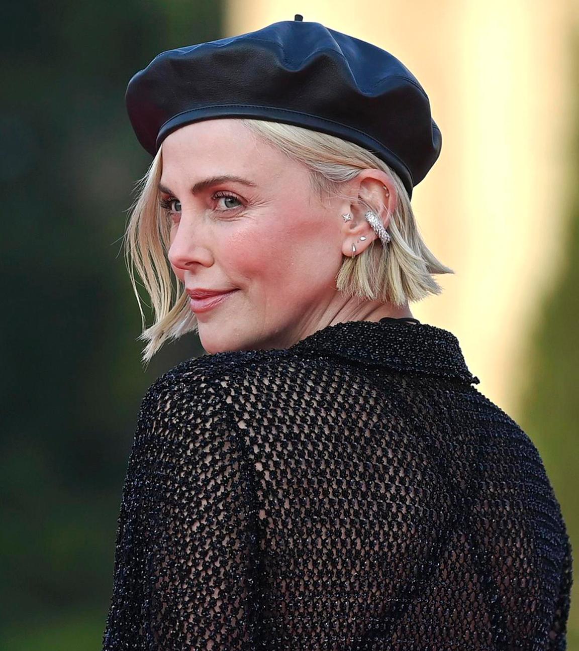 Hollywood-Star Charlize Theron feiert runden Geburtstag. Die in Südafrika geborene Schauspielerin und zweifache Mutter hatte mit 27 in dem Film “Monster“, ihren Durchbruch. (07.08.2025)