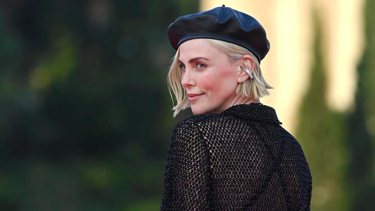 Hollywood-Star Charlize Theron feiert runden Geburtstag. Die in Südafrika geborene Schauspielerin und zweifache Mutter hatte mit 27 in dem Film “Monster“, ihren Durchbruch. (07.08.2025)