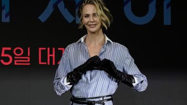 Charlize Theron posiert in ihrem transparenten Look