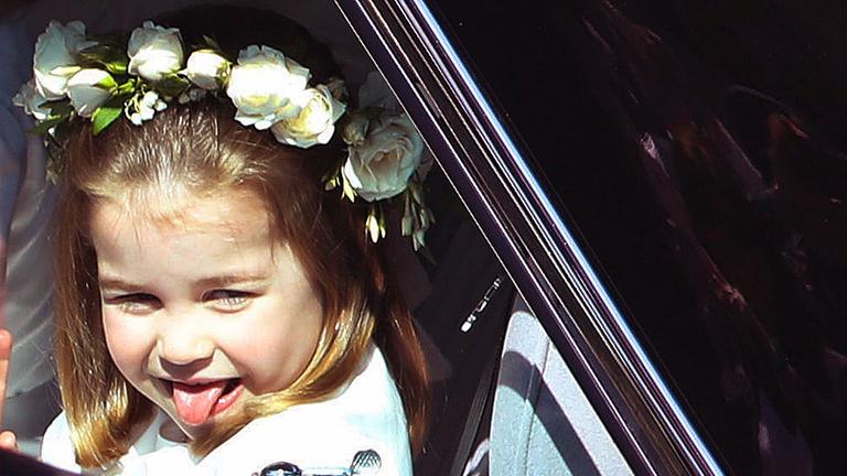 Bei Harrys und Meghans Hochzeit streckte Charlotte den royalen Fans frech die Zunge raus. 
