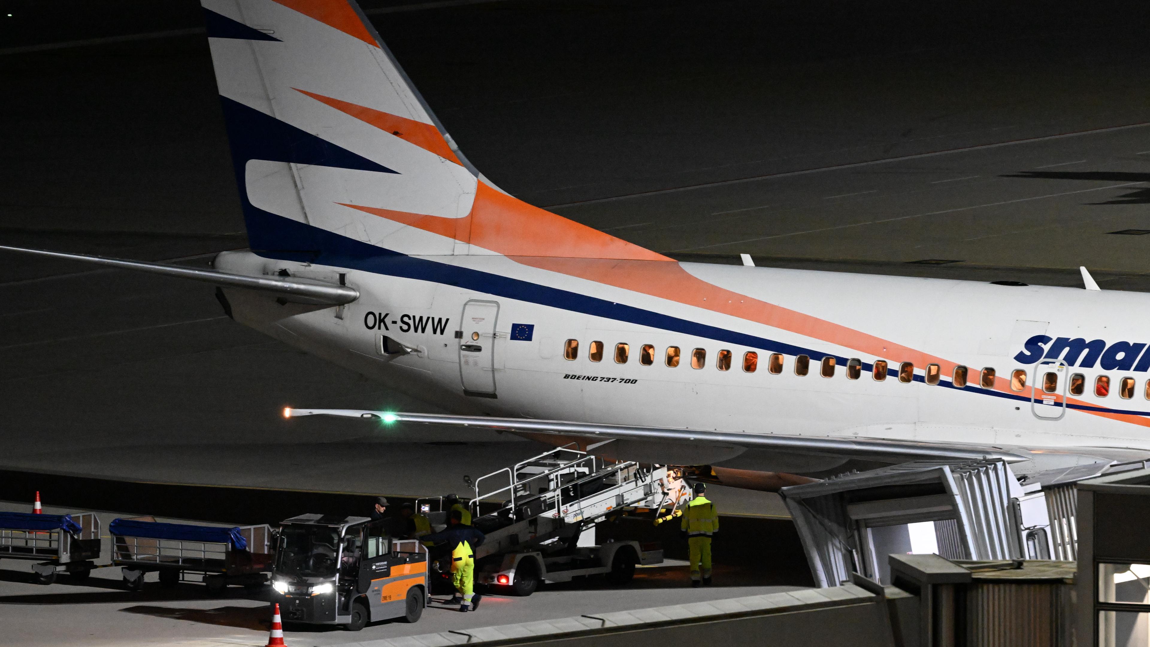  Ein Flugzeug landet auf dem Flughafen Leipzig/Halle. Mit der Maschine sind auch ehemalige Ortskräfte deutscher Institutionen aus Afghanistan in Leipzig gelandet.