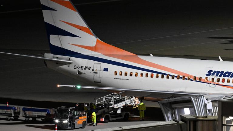  Ein Flugzeug landet auf dem Flughafen Leipzig/Halle. Mit der Maschine sind auch ehemalige Ortskräfte deutscher Institutionen aus Afghanistan in Leipzig gelandet.