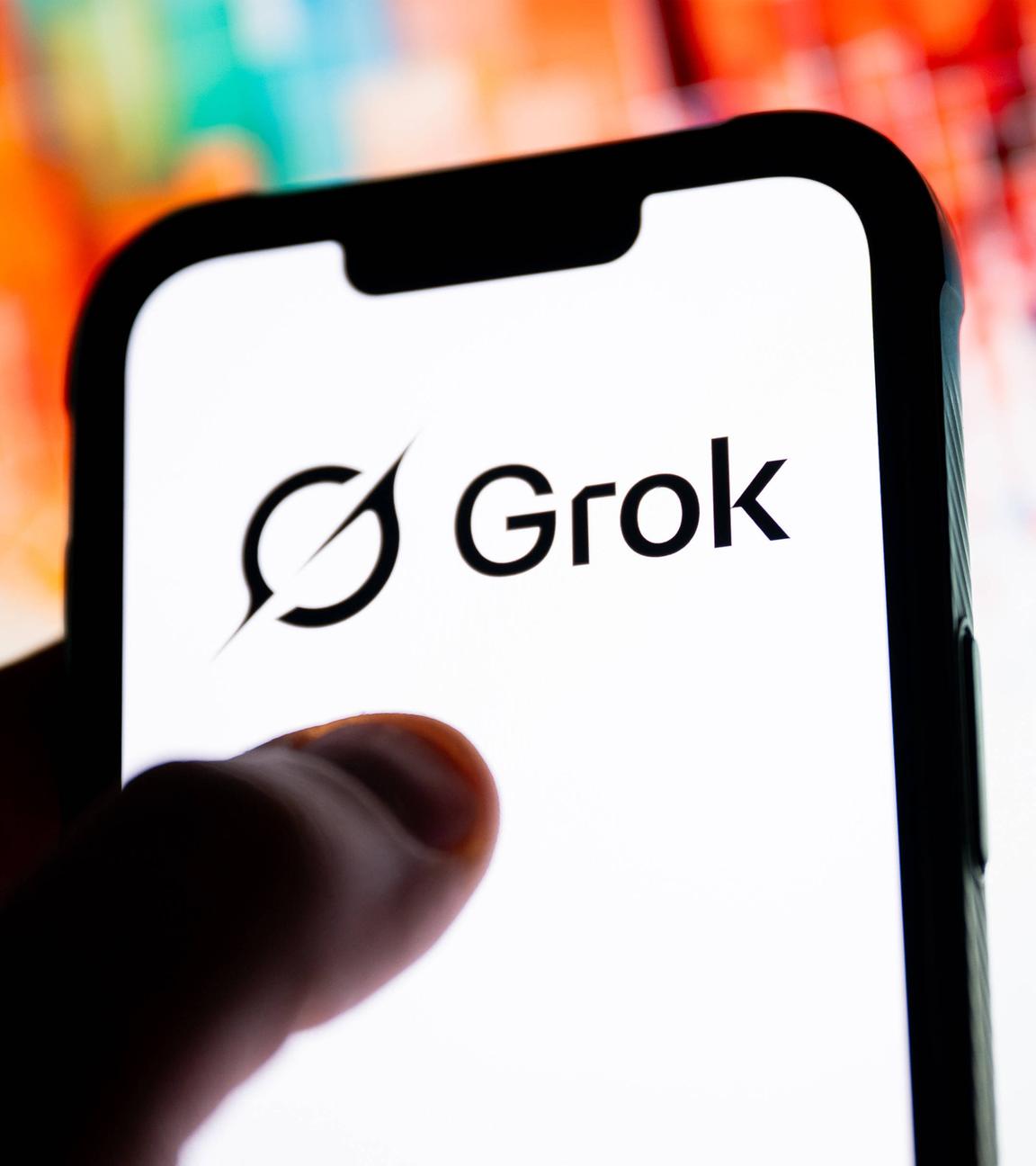 Symbolbild: Diese Fotoillustration zeigt ein Grok-Logo auf einem Smartphone