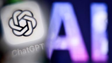 Logo von ChatGPT vor der Buchstabenfolge AI für Artificial Intelligence.