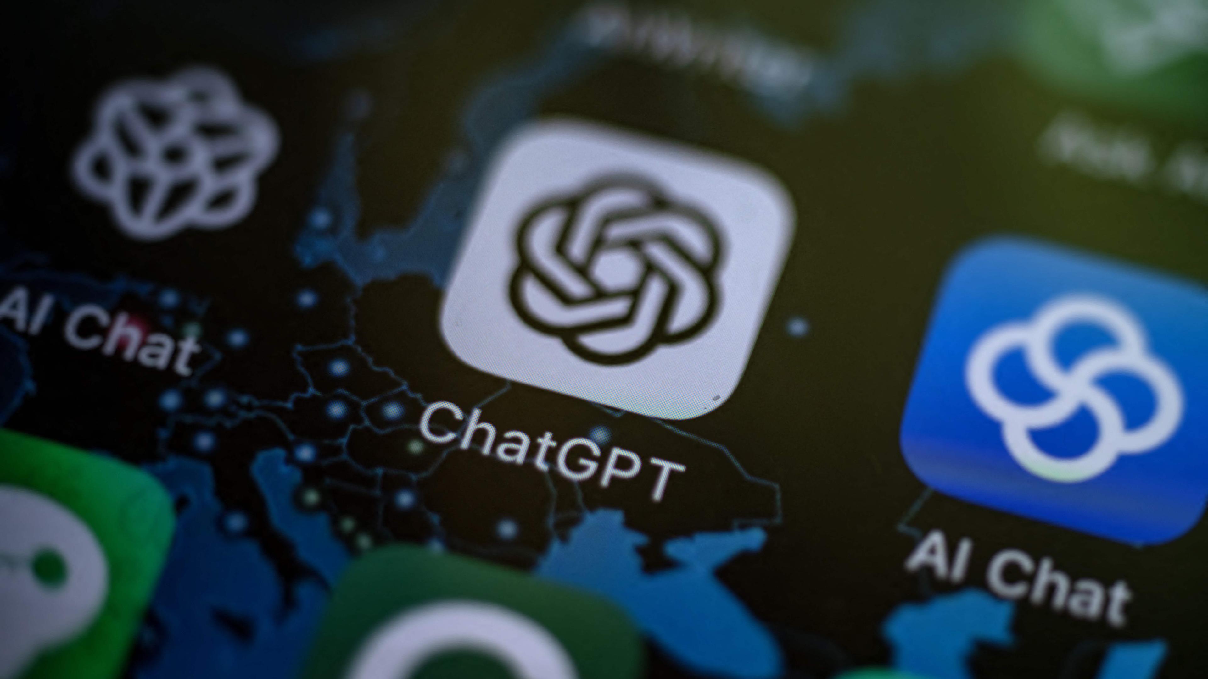 Die App ChatGPT und andere Apps sind auf einem Smartphone zu sehen.