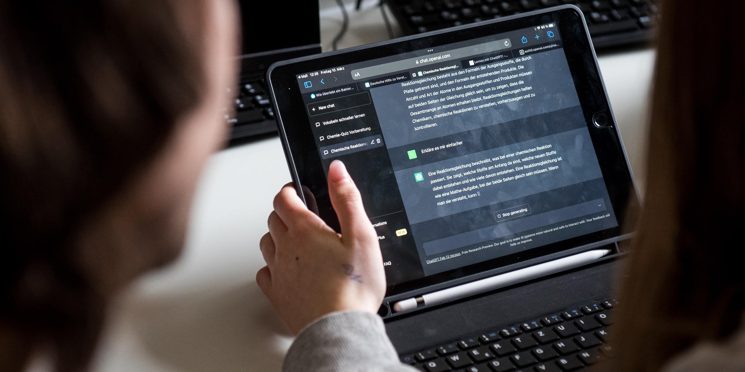 Eine Schülerin nutzt das Programm ChatGPT 