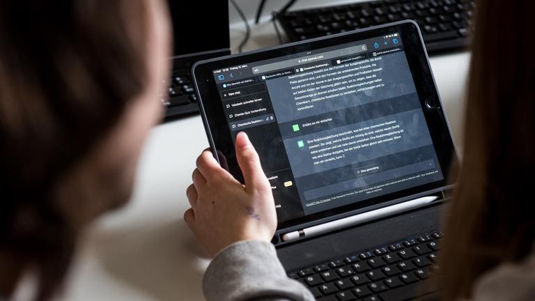 Eine Schülerin nutzt das Programm ChatGPT 
