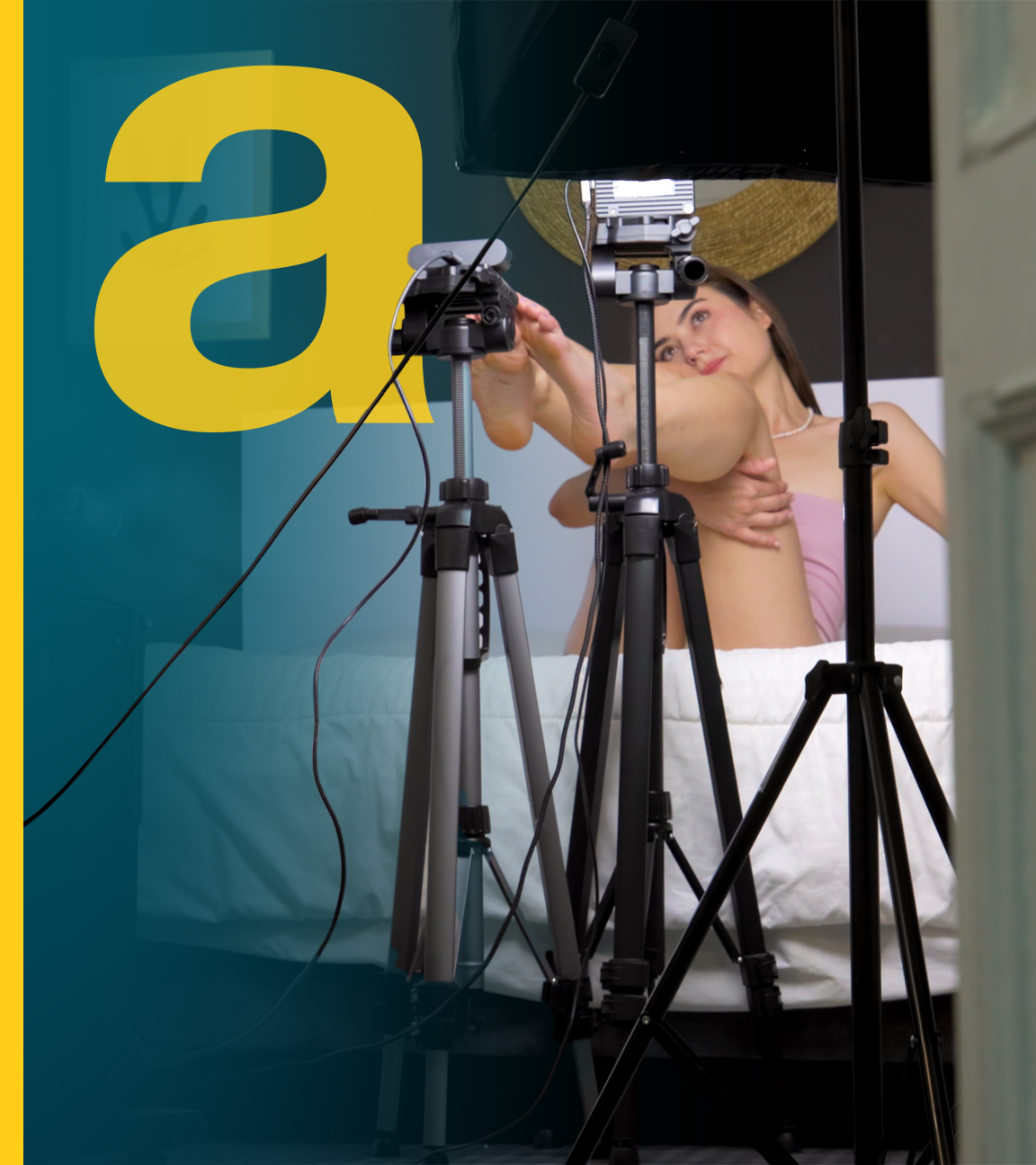 Eine Frau auf dem Bett vor den Kameras.