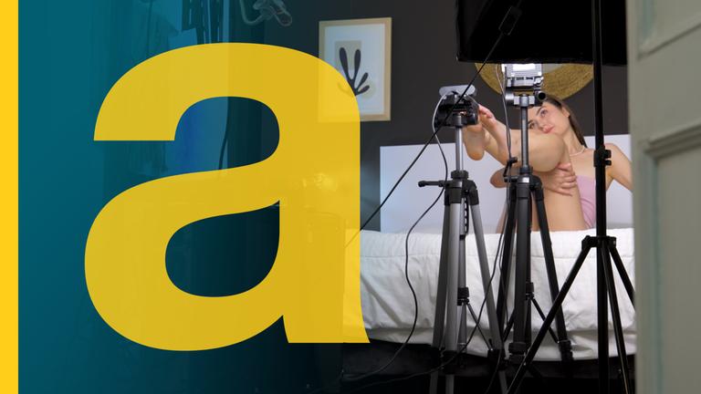 Eine Frau auf dem Bett vor den Kameras 