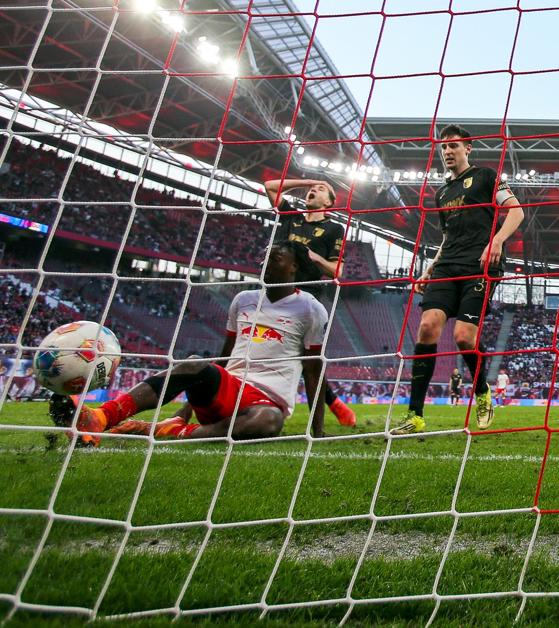 Augsburgs Abwehrspieler Arthur Chaves sorgt mit seinem Eigentor in der Nachspielzeit für den entscheidenden Treffer und dem Sieg für RB Leipzig