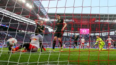 Augsburgs Abwehrspieler Arthur Chaves sorgt mit seinem Eigentor in der Nachspielzeit für den entscheidenden Treffer und dem Sieg für RB Leipzig