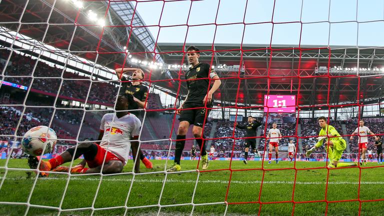 Augsburgs Abwehrspieler Arthur Chaves sorgt mit seinem Eigentor in der Nachspielzeit für den entscheidenden Treffer und dem Sieg für RB Leipzig