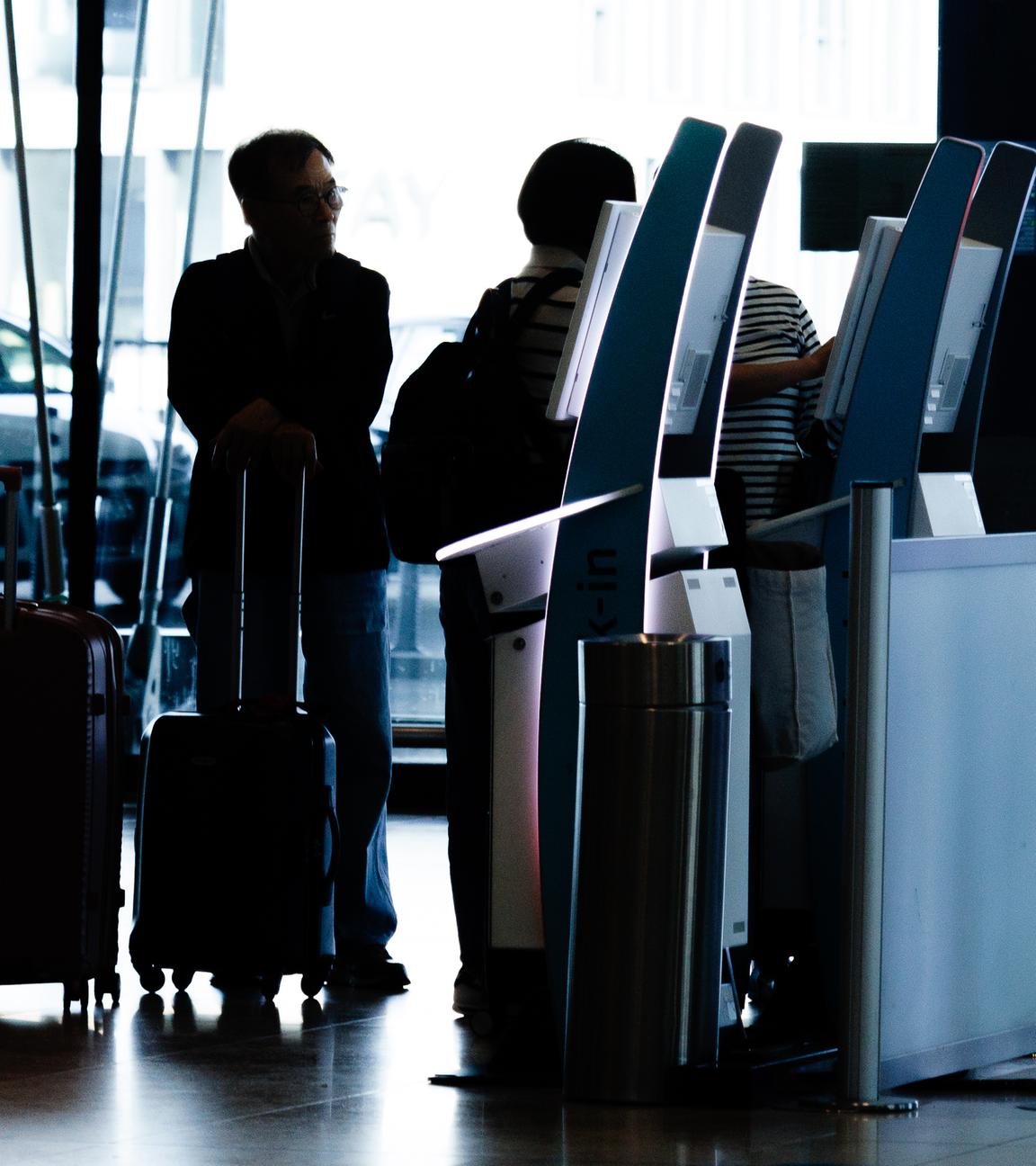 Blick auf Check-In-Schalter in einem Terminal am Berliner Flughafen BER am 20.09.2025.