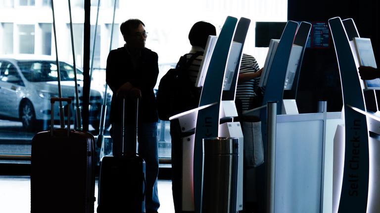 Blick auf Check-In-Schalter in einem Terminal am Berliner Flughafen BER am 20.09.2025.