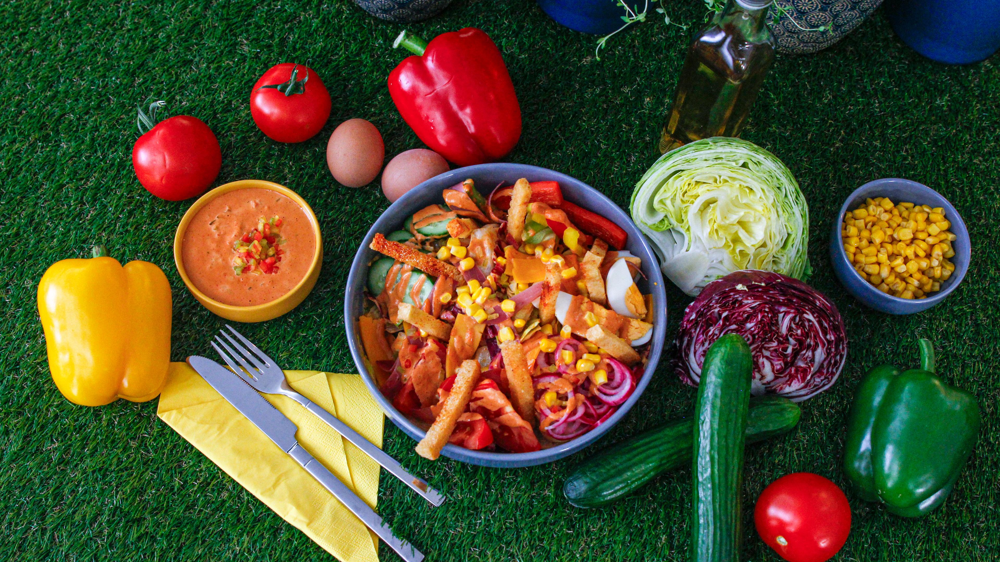 Chefsalat mit Thousand-Island-Dressing