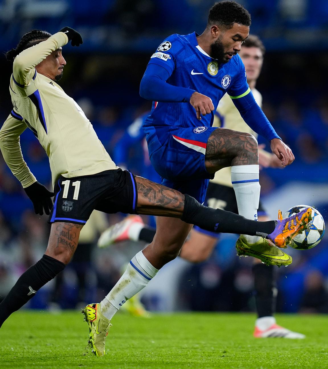 Reece James (Chelsea) und Raphinha (FC Barcelona) kämpfen. 