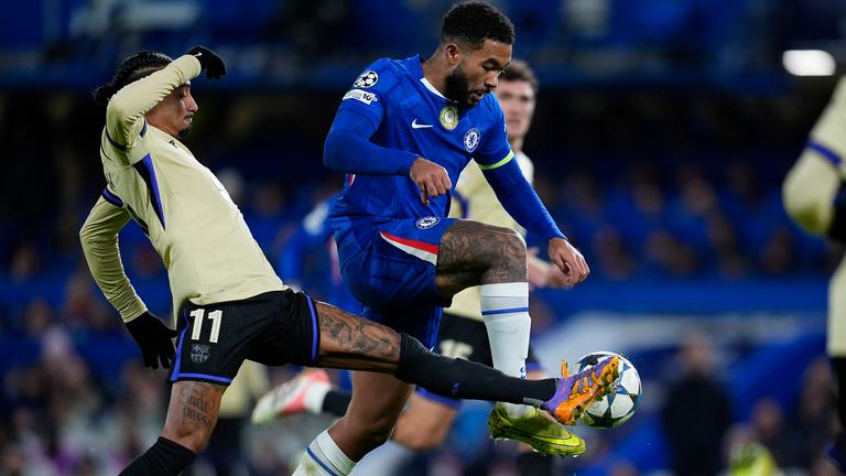 Reece James (Chelsea) und Raphinha (FC Barcelona) kämpfen. 