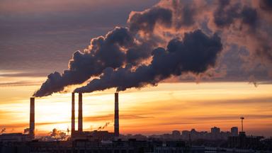 Beim Transport und in der Herstellung: Die Chemieindustrie ist von den hohen Ölpreisen doppelt betroffen.