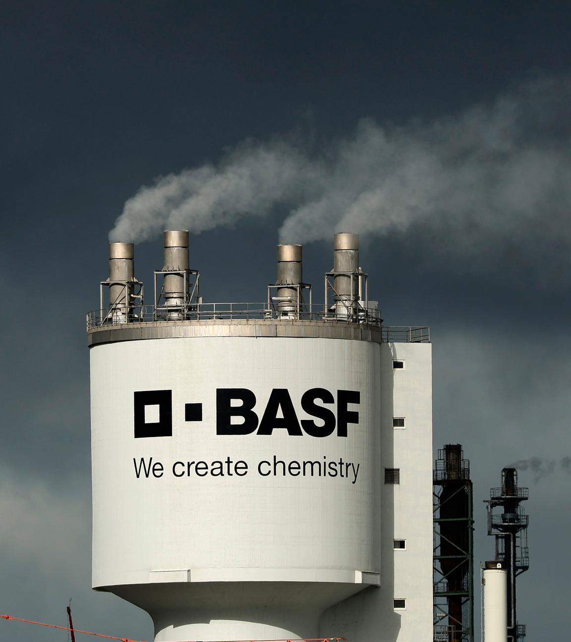 Das Bild zeigt einen Turm im Werk der Chemie-Firma BASF in Ludwigshafen.