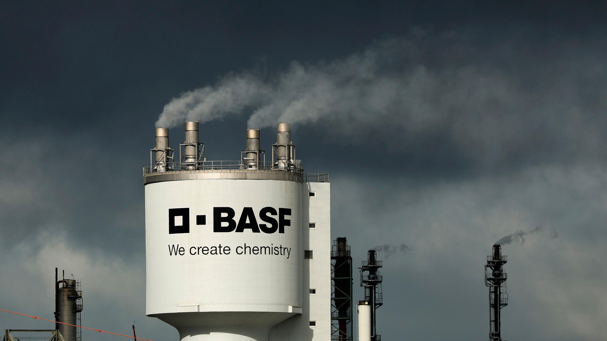 Das Bild zeigt einen Turm im Werk der Chemie-Firma BASF in Ludwigshafen.