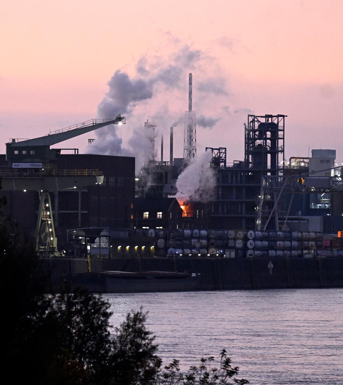 Bayer-Werk in Leverkusen in der Morgendämmerung