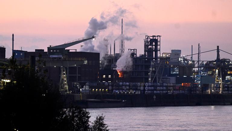 Bayer-Werk in Leverkusen in der Morgendämmerung
