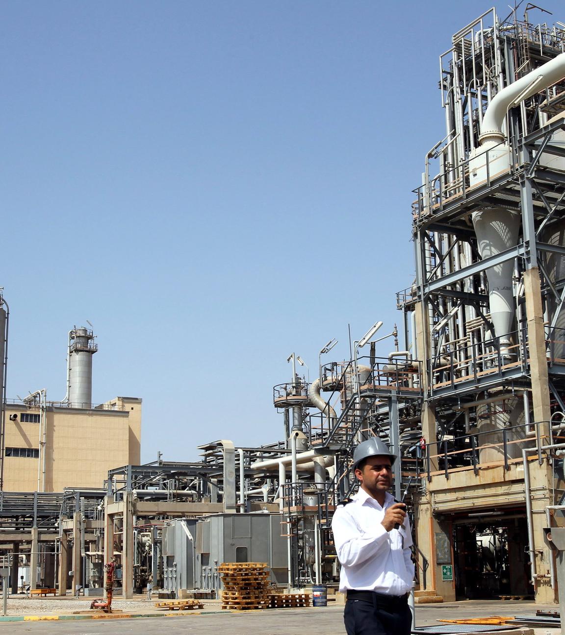 Ein Archivfoto, das einen iranischen Sicherheitsbeamten zeigt, der am 28. September 2011 vor dem petrochemischen Komplex von Mahshahr in der Provinz Khuzestan im Südwesten des Iran entlanggeht.