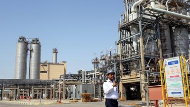 Ein Archivfoto, das einen iranischen Sicherheitsbeamten zeigt, der am 28. September 2011 vor dem petrochemischen Komplex von Mahshahr in der Provinz Khuzestan im Südwesten des Iran entlanggeht.