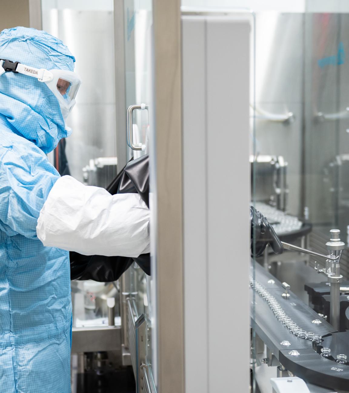 Symbolbild:  Ein Arbeiter steht an einer Abfüll- und Verschließanlage für pharmazeutische Produkte bei Takeda Pharmaceutical. 