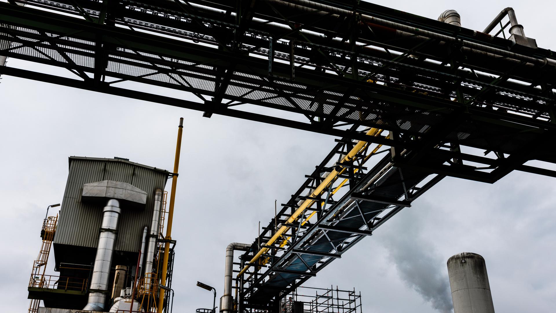 Baden-Württemberg, Rheinfelden: Gelbe Rohre, die zum einen Erdgas führen, zum anderen Wasserstoff, sind in einer Industrieanlage der Firma Evonik montiert.
