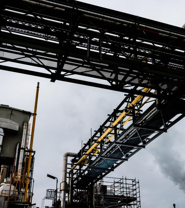 Baden-Württemberg, Rheinfelden: Gelbe Rohre, die zum einen Erdgas führen, zum anderen Wasserstoff, sind in einer Industrieanlage der Firma Evonik montiert.