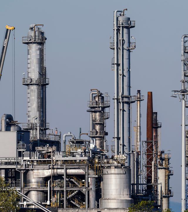 Industrieanlagen stehen auf dem Werksgelände eines Chemiekonzerns. 