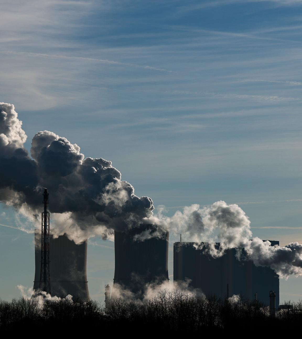 15.12.2025, Sachsen, Böhlen: Blick auf die Anlagen von Dow Chemical im Chemiepark Böhlen.