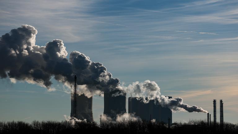 15.12.2025, Sachsen, Böhlen: Blick auf die Anlagen von Dow Chemical im Chemiepark Böhlen.