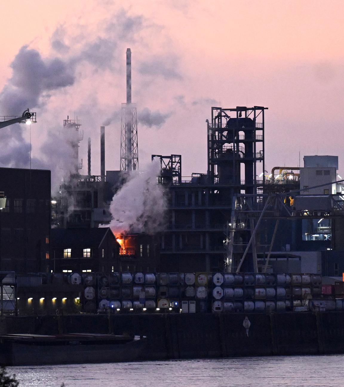 Das Gelände des Chemie-Giganten Bayer in der Morgendämmerung
