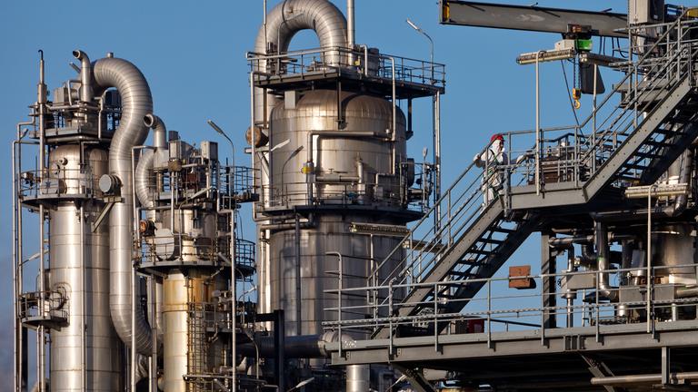 Die Chemie-Industrie ist von den steigenden Ölpreisen besonders betroffen.