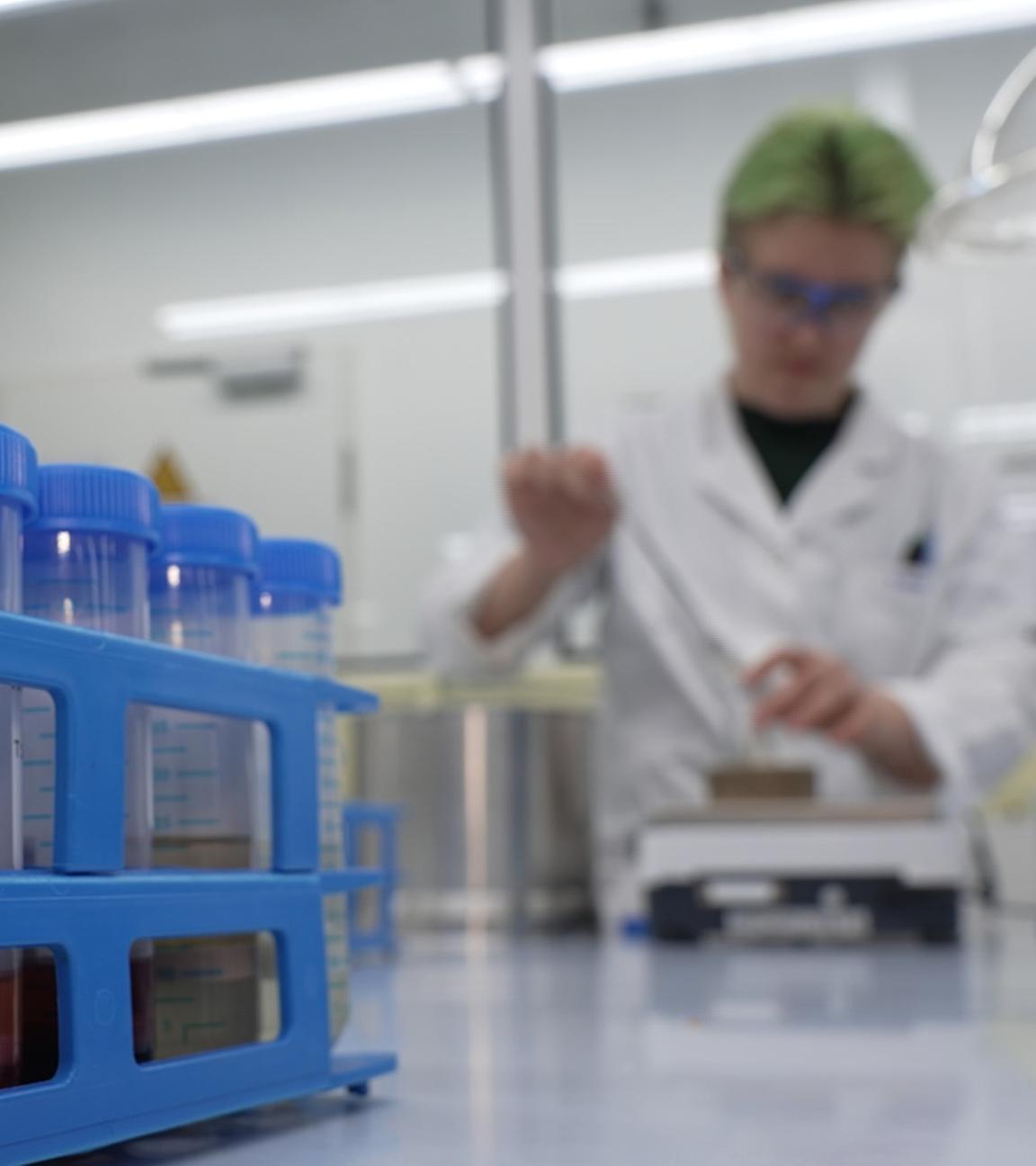 Ausbildung in einem Chemielabor in Bayern: Immer mehr Unternehmen werben um Studienabbrecher. 